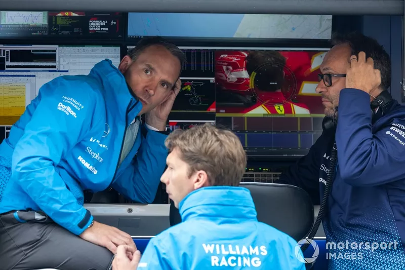 James Vowles, Team Principal, Williams Racing, s'entretient avec ses coéquipiers sur le muret des stands.
