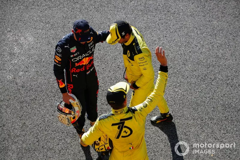 I primi tre qualificati Max Verstappen, Red Bull Racing, Carlos Sainz, Ferrari,  Charles Leclerc, Ferrari
