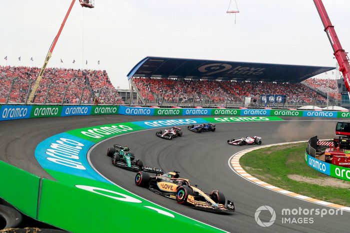 Daniel Ricciardo, McLaren MCL36, Sebastian Vettel, Aston Martin AMR22, Valtteri Bottas, Alfa Romeo C42