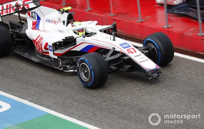 Mick Schumacher, Haas VF-21, con un alerón delantero dañado
