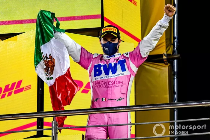 Podio: ganador Sergio Pérez, Racing Point con una bandera de México
