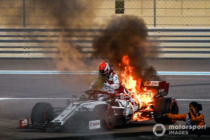 Kimi Raikkonen, Alfa Romeo Racing C39 detenido en la pista con el motor en llamas