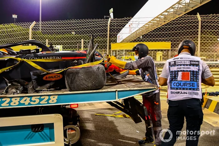 El monoplaza dañado de Alex Albon, Red Bull Racing RB16