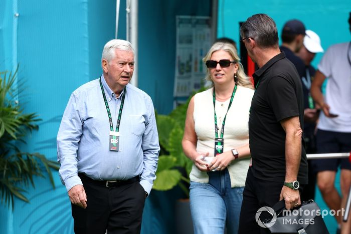 Pat Symonds, asesor ejecutivo de ingeniería del equipo Cadillac de Fórmula 1, y Graeme Lowdon, director del equipo Cadillac de Fórmula 1.