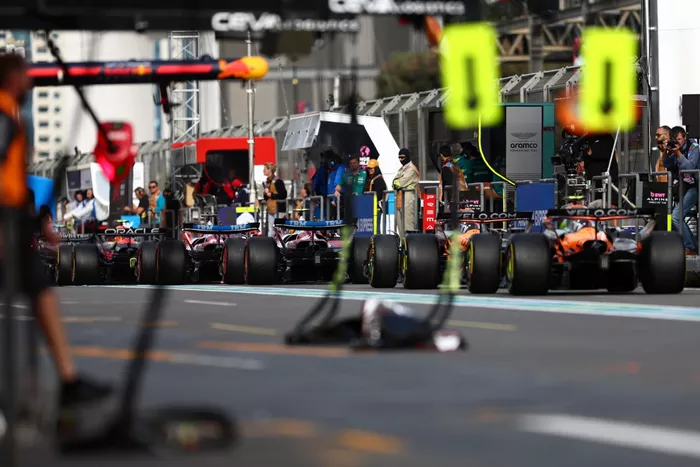 Lewis Hamilton, Ferrari, Lando Norris, McLaren, Oscar Piastri