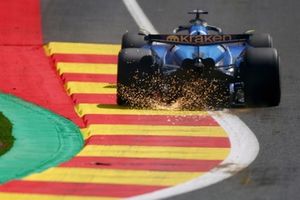 Alex Albon y Williams echan chispas