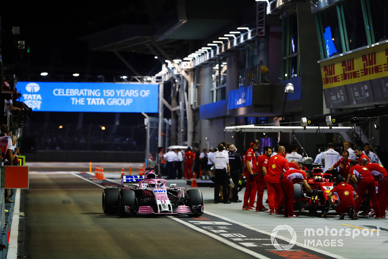 Sergio Perez, Racing Point Force India VJM11 y Sebastian Vettel, Ferrari SF71H,en pits
