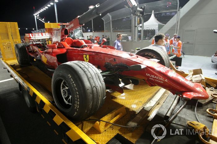 La voiture de Kimi Räikkönen, Ferrari F2008 est évacuée après son accident