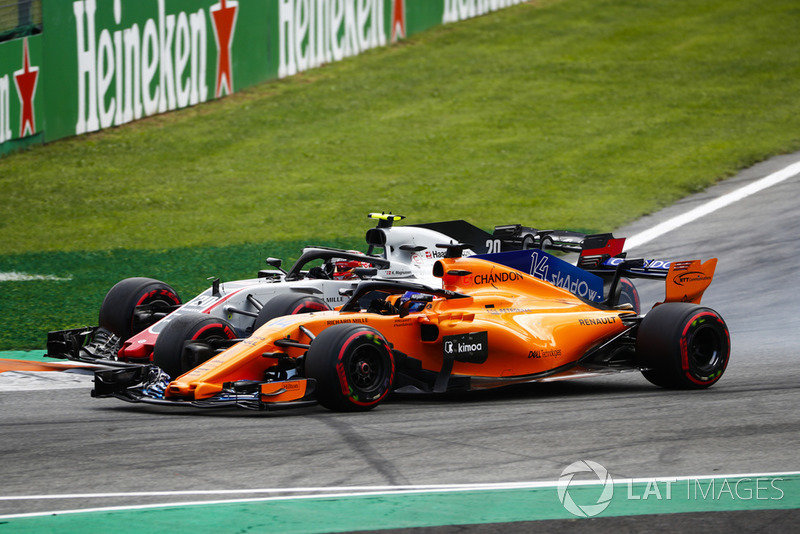 Kevin Magnussen, Haas F1 Team VF-18, y Fernando Alonso, McLaren MCL33, batallan en Monza