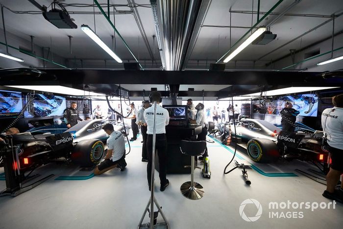 Valtteri Bottas, Mercedes AMG F1 W09, y Lewis Hamilton, Mercedes AMG F1 W09