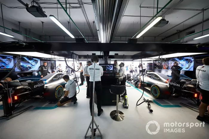 Valtteri Bottas, Mercedes AMG F1 W09, y Lewis Hamilton, Mercedes AMG F1 W09