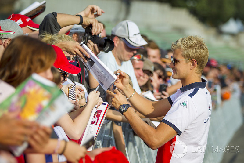 Marcus Ericsson, Sauber signs autographs for the fans