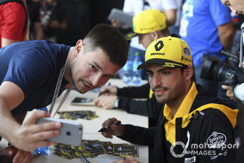 Карлос Сайнс-мол., Renault Sport F1 Team
