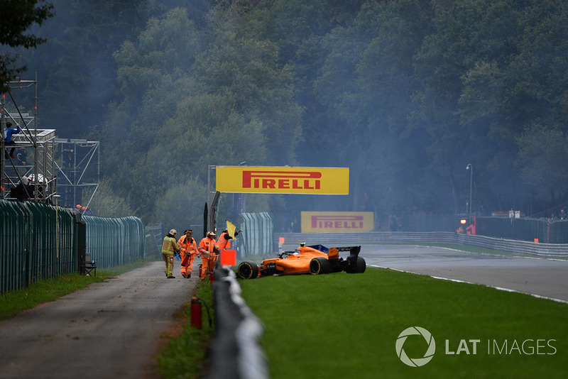 Stoffel Vandoorne, McLaren MCL33 crashes in FP3