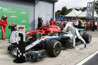 Derde plaats Valtteri Bottas, Mercedes AMG F1 W09, feliciteert racewinnaar Lewis Hamilton, Mercedes AMG F1 W09