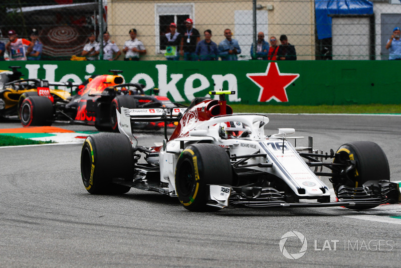 Charles Leclerc, Sauber C37, leads Daniel Ricciardo, Red Bull Racing RB14