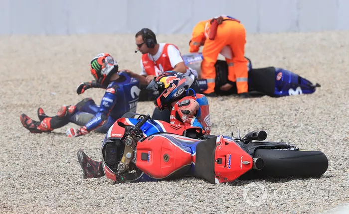 Caída de Stefan Bradl, HRC Honda Team, Maverick Viñales, Yamaha Factory Racing