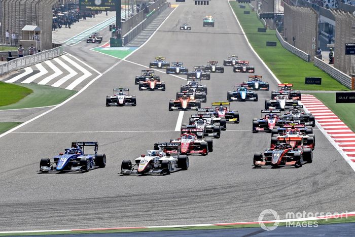 Franco Colapinto (ARG, MP Motorsport), por delante de Pepe Marti (ESP, Campos Racing), y seguidos por Caio Collet (BRA, Van Amersfoort Racing)