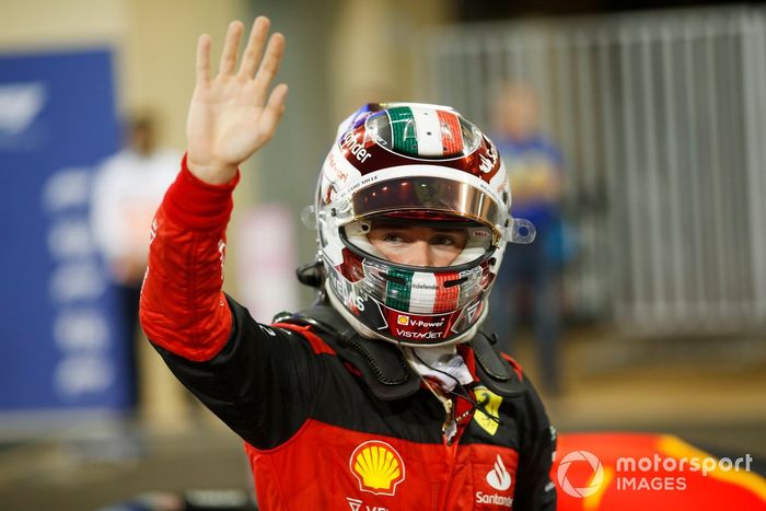 Charles Leclerc, Ferrari, saluda desde el Parc Ferme tras la clasificación