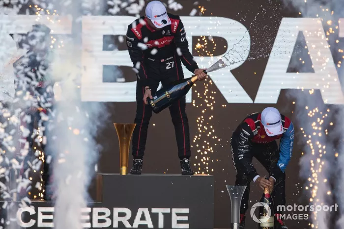 Podio: Pascal Wehrlein, Porsche, 2ª posición, Jake Dennis, Andretti Autosport, 1ª posición, Lucas di Grassi, Mahindra Racing, 3ª posición
