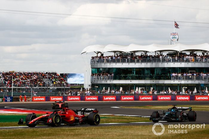 Charles Leclerc, Ferrari SF-23, George Russell, Mercedes F1 W14