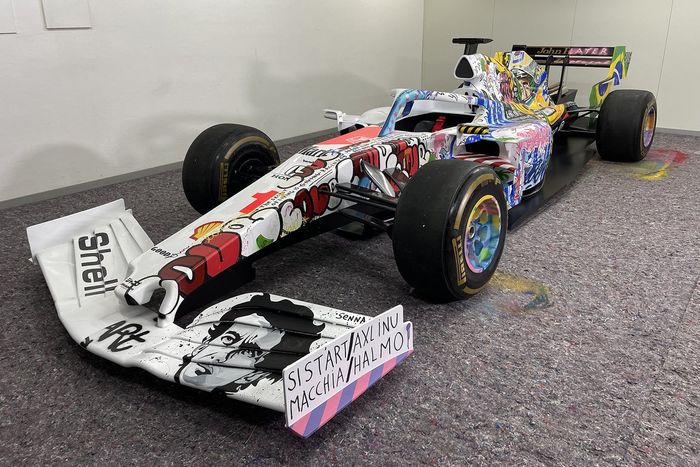 Un coche de F1 con una decoración artística inspirada en Ayrton Senna