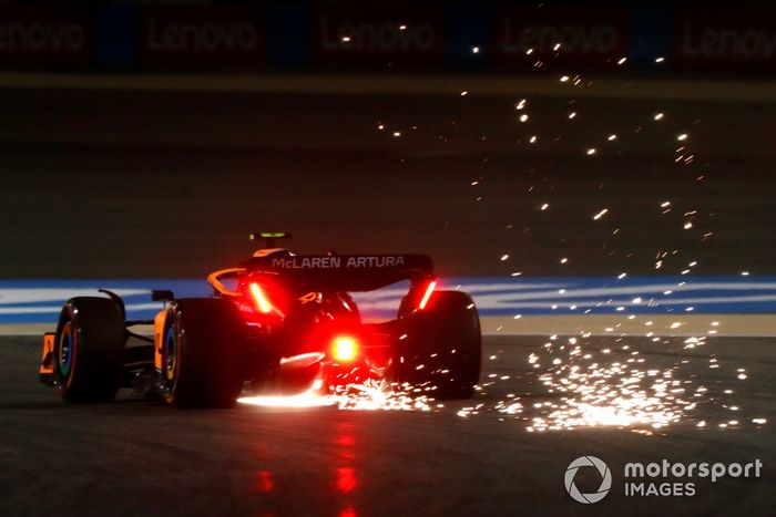 Las chispas salen del coche de Lando Norris, McLaren MCL36