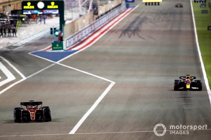 Charles Leclerc, Ferrari F1-75, Max Verstappen, Red Bull Racing RB18, al salir de boxes