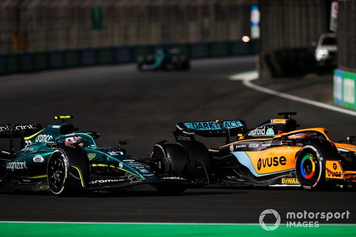 Daniel Ricciardo, McLaren MCL36, lucha con Nico Hulkenberg, Aston Martin AMR22