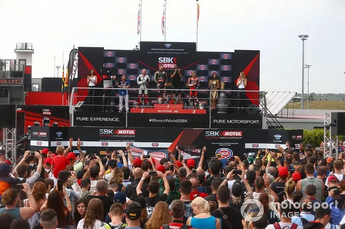 Podio: Jonathan Rea, ganador de la carrera 1, Kawasaki Racing Team, segundo lugar Tom Sykes, BMW Motorrad WorldSBK Team, tercer lugar Alvaro Bautista, Aruba.it Racing-Ducati Team