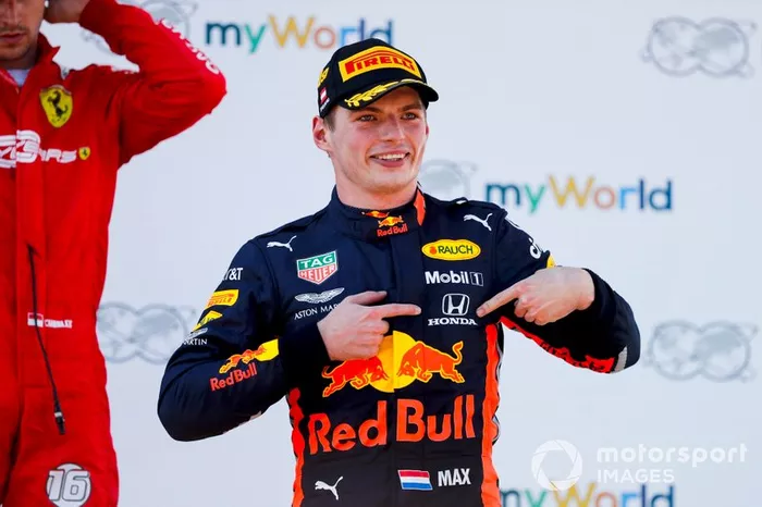 Podio: ganador de la carrera Max Verstappen, Red Bull Racing celebra 