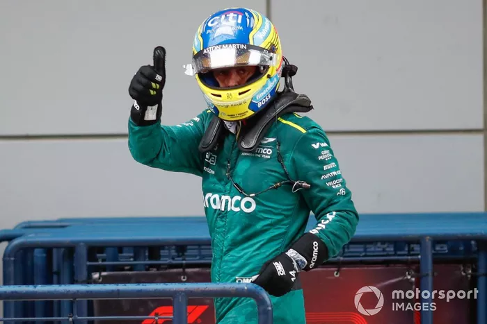 Fernando Alonso, Aston Martin F1 Team, salue la foule depuis le Parc Ferme