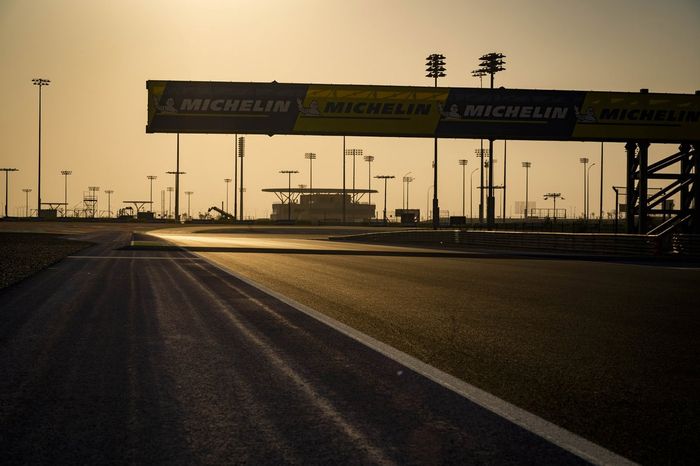 Vista general de la pista al atardecer