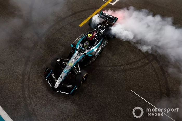 Lewis Hamilton, Mercedes F1 W15, fait des donuts à la fin de la course