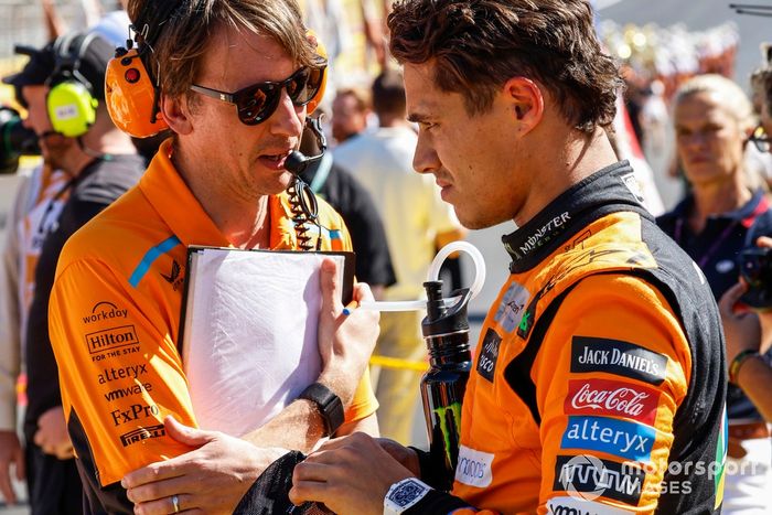 Lando Norris, McLaren F1 Team, en la parrilla con su ingeniero