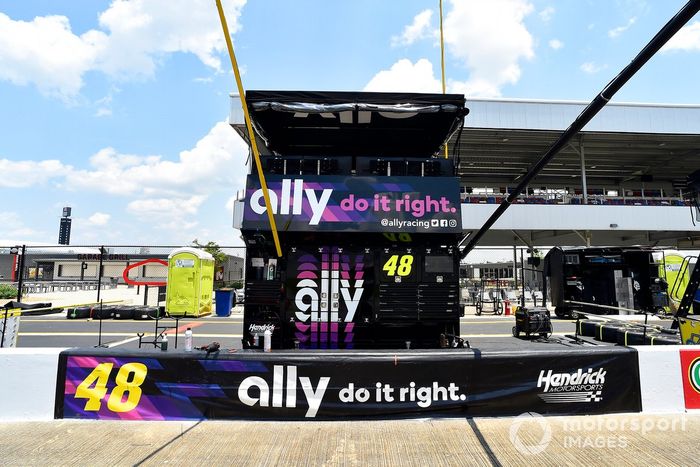 Jimmie Johnson, Hendrick Motorsports, Chevrolet Camaro Ally pit stall