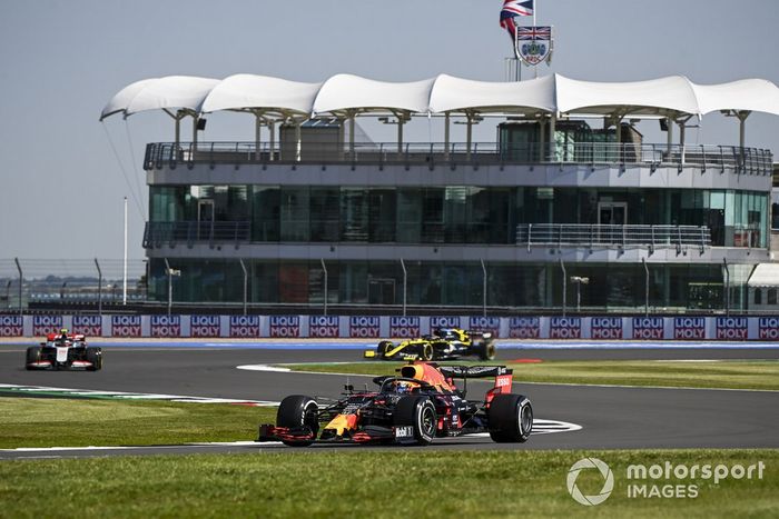 Alex Albon, Red Bull Racing RB16, Kevin Magnussen, Haas VF-20, y Daniel Ricciardo, Renault F1 Team R.S.20