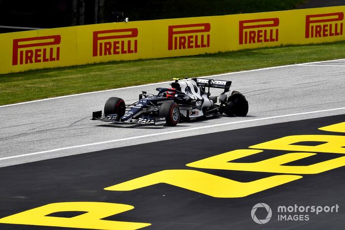 Pierre Gasly, AlphaTauri AT02, vuelve a boxes con su coche dañado