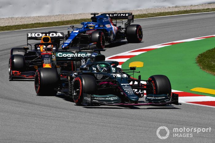 Lance Stroll, Aston Martin AMR21, Max Verstappen, Red Bull Racing RB16B, e Fernando Alonso, Alpine A521