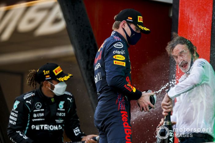 Podio: segundo lugar Max Verstappen, Red Bull Racing, ganador de la carrera Lewis Hamilton, Mercedes