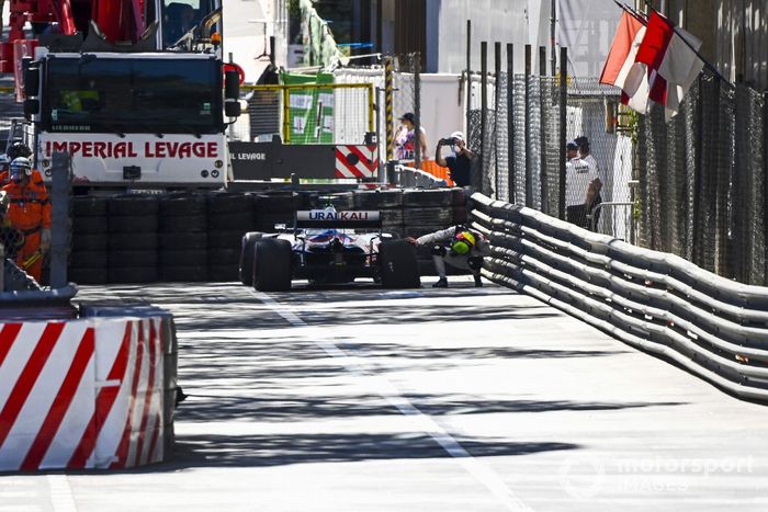 Mick Schumacher, Haas VF-21, inspecciona los daños en la parte trasera de su monoplaza