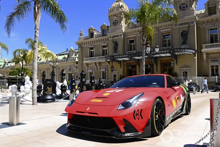 Un Ferrari fuera del Casino de Montecarlo