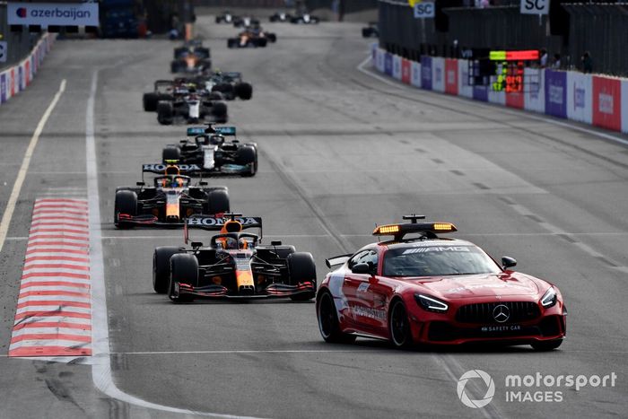 El Safety Car Max Verstappen, Red Bull Racing RB16B, Sergio Pérez, Red Bull Racing RB16B, Lewis Hamilton, Mercedes W12