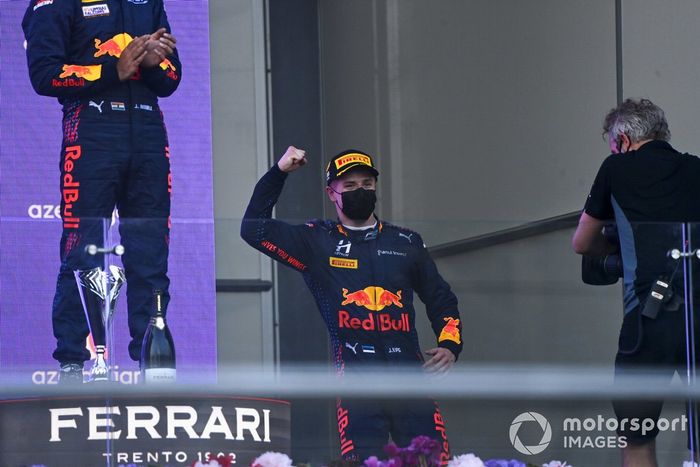 Podio: ganador Juri Vips, Hitech Grand Prix