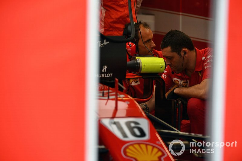 Ferrari SF71H en el garaje