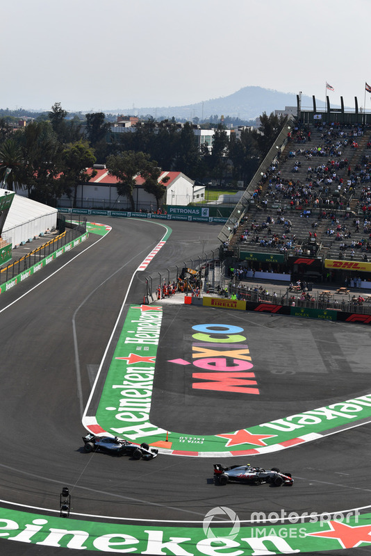 Kevin Magnussen, Haas F1 Team VF-18 e Lewis Hamilton, Mercedes-AMG F1 W09