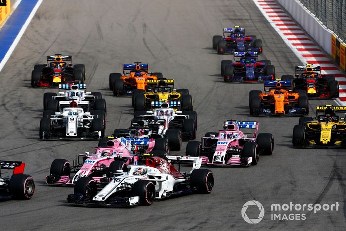 Charles Leclerc, Sauber C37,  Esteban Ocon, Racing Point Force India VJM11, Sergio Perez, Racing Point Force India VJM11, Sergey Sirotkin, Williams FW41, Marcus Ericsson, Sauber C37, Carlos Sainz Jr., Renault Sport F1 Team R.S. 18, Nico Hulkenberg, Renault Sport F1 Team R.S. 18, Fernando Alonso, McLaren MCL33, y el resto del grupo