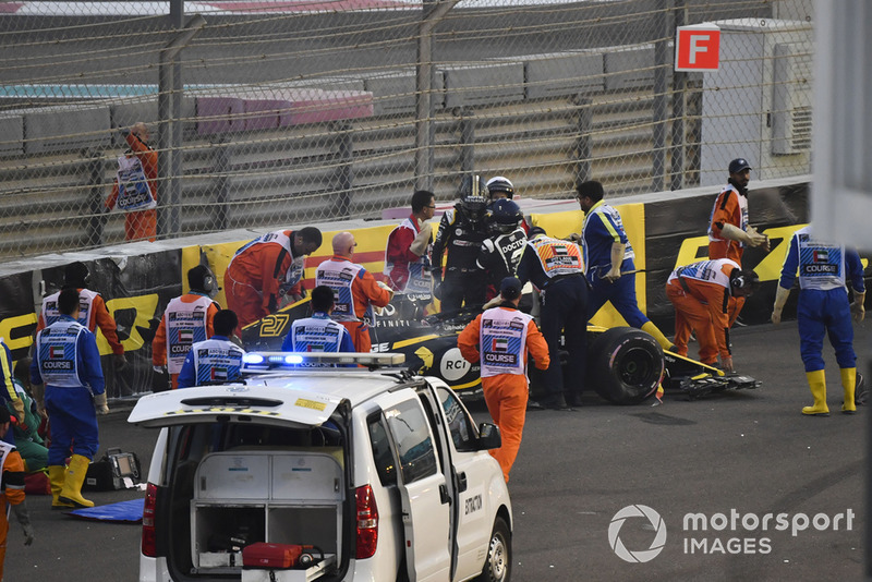 Los médicos y oficiales asisten a Nico Hulkenberg, Renault Sport F1 Team R.S. 18 que se estrelló y volcó en la primera vuelta