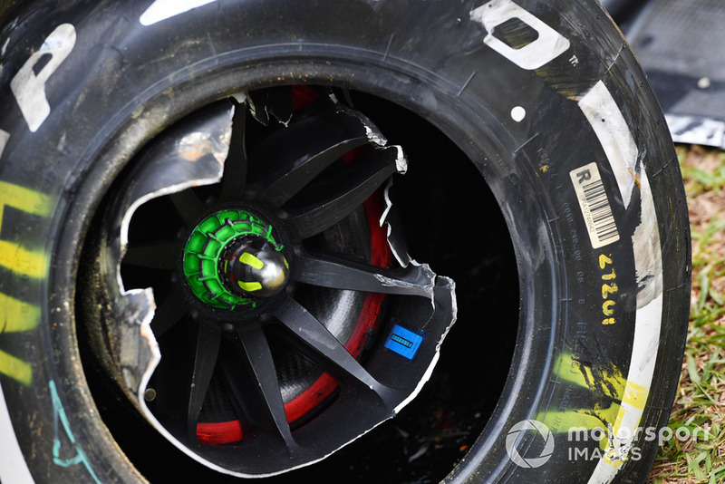 Crashed car of Nico Hulkenberg, Renault Sport F1 Team R.S. 18 in FP2