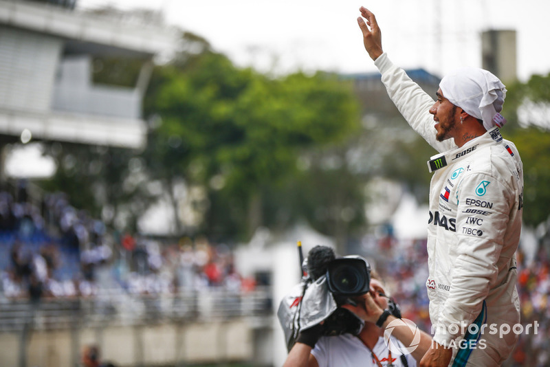 Lewis Hamilton, Mercedes AMG F1, fête sa victoire dans le Parc Fermé